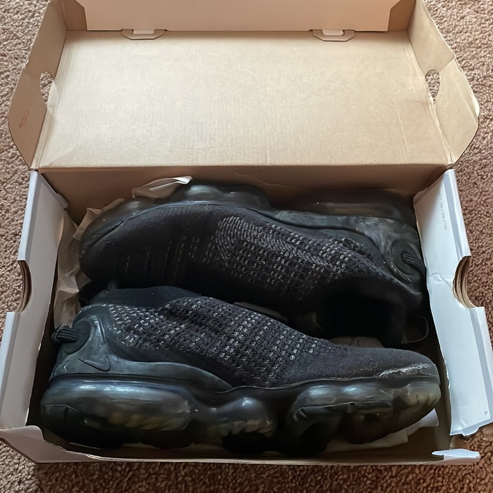 Nike Track running/workout shoes. Navy blue/Black color.